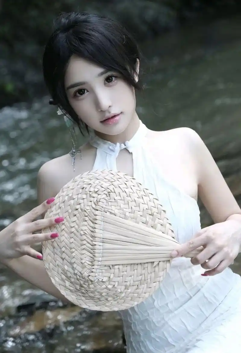 上海弄堂与霓虹灯的画面